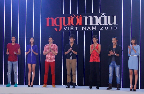 Quang Đại (trái) bị loại khỏi cuộc thi. Vietnam's Next Top Model hiện nay là cuộc đấu song đôi của 3 nam và 3 nữ.
