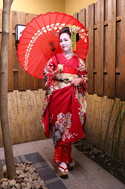 Chuyến đi công tác Nhật Bản, ngoài ngắm phong cảnh, Thụy Vân còn được thưởng thức trải nghiệm văn hóa Nhật Bản. Từ việc hóa thân thành cô Geisha diện Kymono, hóa trang son đậm và mặt trắng rồi đến việc biểu diễn ra sao để thể hiện cái chất của người con gái Nhật Bản e ấp dịu dàng.