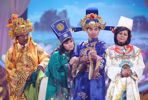 Quốc Khánh (bìa trái) và Minh Hằng (bìa phải) đều là những gương mặt quen thuộc của chương trình Táo Quân hàng năm.