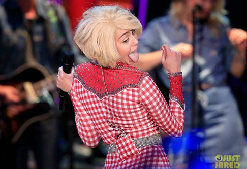 miley-12-3564-1391058011.jpg