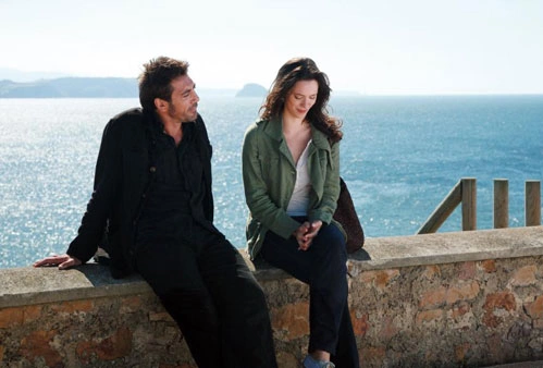 Rebecca Hall thể hiện rất đạt nỗi phân vân của người phụ nữ có gia đình trước những cám dỗ tình ái.