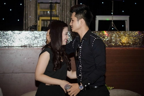 Dương Hoàng Yến tình tứ bên bạn trai lâu năm Hà Anh trong buổi ra mắt MV chiều 31/5 tại Hà Nội.