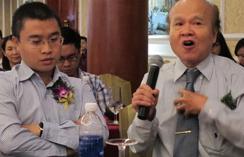 Dịch giả trẻ Đỗ Trí Vương (trái).