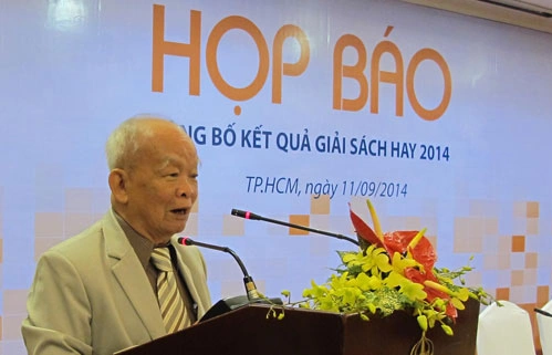 Nhà văn Nguyên Ngọc tại buổi lễ trao giải Sách Hay 2014.