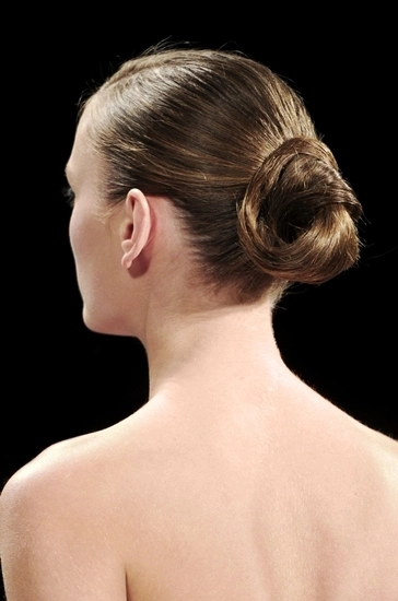 Kiểu búi tóc cổ điển của các vũ công ballet được nâng lên một tầm mới trong năm qua. Ngoài cách búi tóc mới, còn có thêm những bím tóc nhỏ, xoắn tóc hay những chùm hoa cài xen vào. Nó mang đến vẻ tinh nghịch, tươi trẻ cho một kiểu tóc vốn sang trọng.
