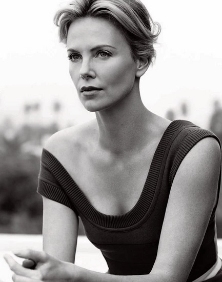 Minh tinh Charlize Theron sở hữu vẻ đẹp thanh tú, hút hồn người đối diện.