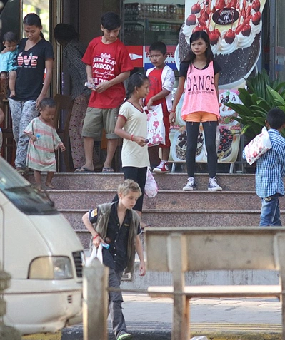 cac-con-angelina-jolie-lam-tu-thien-o-campuchia-1