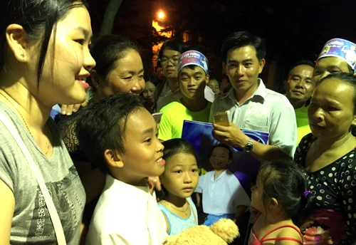 Hồ Văn Cường giữa đám đông khán giả dành tình càm cho em sau đêm thi chung kết.