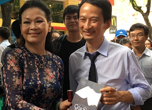 Khánh Ly (trái)