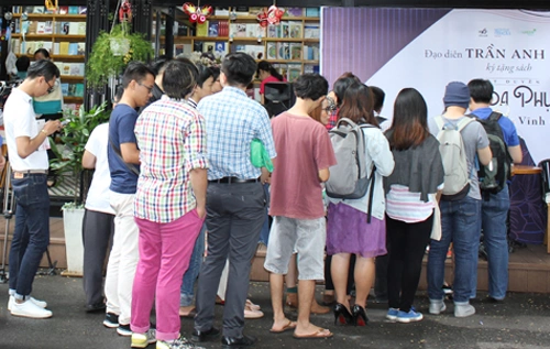 Khán giả xếp hàng chờ xin chữ ký đạo diễn Trần Anh Hùng.