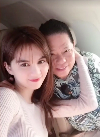 ty-phu-hoang-kieu-khoe-anh-tinh-tu-ben-ngoc-trinh-4