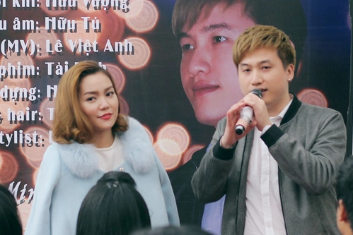 Khi hỏi Tô Minh Đức về nghi án có tình cảm đặc biệt với đàn chị, anh cho biết hai người chỉ là đồng nghiệp.