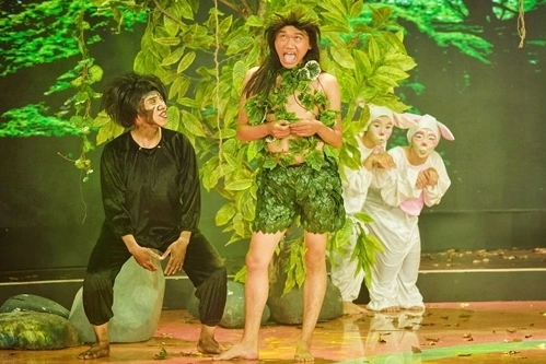Diễn viên Xuân Nghị - đội NSND Hồng Vân trong tiểu phẩm Cậu bé rừng xanh. Anh hóa thành một cậu bé bị bỏ quên trong khu rừng già và lớn lên bằng sự nuôi dưỡng của con tinh tinh khổng lồ. Cho đến khi gã thợ săn (Minh Nhí trợ diễn) tình cờ xuất hiện đã khiến cậu bé nhận ra cơ thể mình lạc loài với các anh chị em khác.
