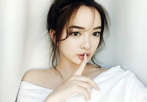 Kaity Nguyễn sinh năm 1999, theo gia đình sang Mỹ từ năm 10 tuổi. Vài năm gần đây, cô gây chú ý từ những video dạy làm đẹp trên mạng xã hội