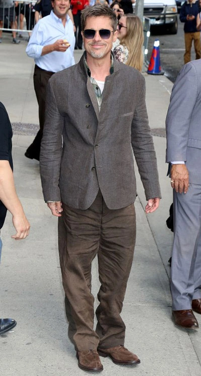 brad-pitt-lien-tuc-mim-cuoi-khi-xuat-hien-o-new-york