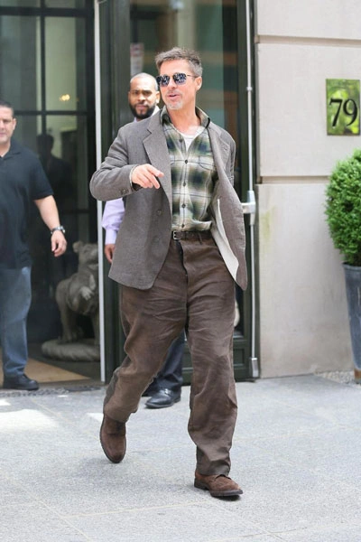 brad-pitt-lien-tuc-mim-cuoi-khi-xuat-hien-o-new-york-2