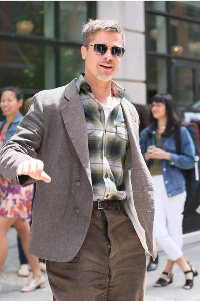 brad-pitt-lien-tuc-mim-cuoi-khi-xuat-hien-o-new-york-1
