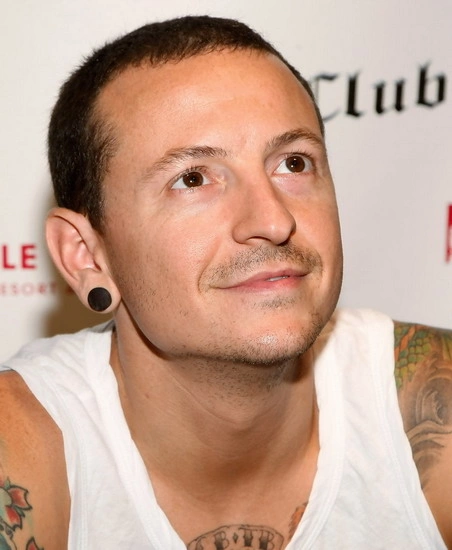 ca-si-chinh-cua-nhom-linkin-park-treo-co-tu-tu