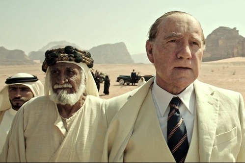 Kevin Spacey (phải) xuất hiện trong trailer phim, nhưng các cảnh của ông cuối cùng bị cắt bỏ.