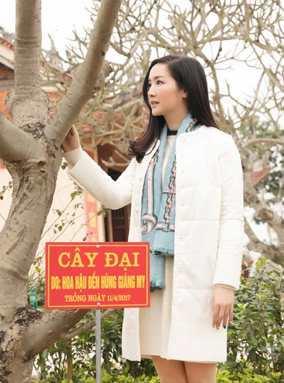 Cô thăm lại cây đại từng trồng trong chuyến thiện nguyện năm 2017.