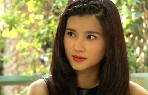 Mai (Kim Tuyến) trong lòng mang hận thù sau cái chết của con.