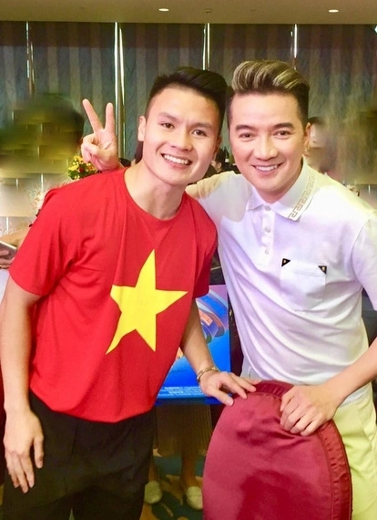 Ca sĩ hội ngộ tiền vệ Quang Hải.