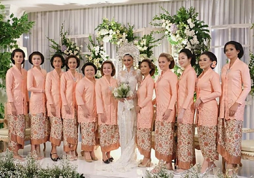 Cô dâu và dàn phù dâu trong lễ cưới.