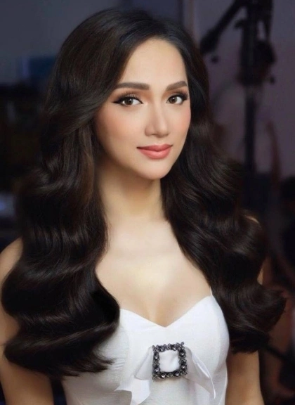 Nhờ tìm được êkíp stylist, make-up phù hợp, người đẹp lột xác mạnh mẽ khi càng tiến sâu vào cuộc thi.