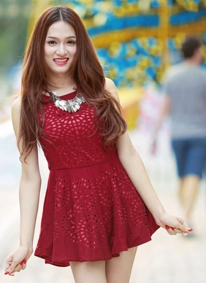 Bước ra khỏi Vietnam Idol, cô tự tin hơn khi bắt đầu trở thành ca sĩ chuyên nghiệp. Người đẹp đầu tư về trang phục, chụp ảnh thời trang nhưng chưa định hình được phong cách.