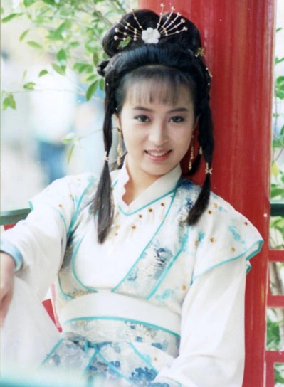 Năm 1986, Lê Mỹ Nhàn thành danh với vai Triệu Mẫn trong Ỷ Thiên Đồ Long Ký, đóng cặp Lương Triều Vỹ. Tác phẩm góp phần quan trọng đưa cô trở thành một trong Ngũ lệ nhân đài TVB thập niên 1980 (cùng Trương Mạn Ngọc, Trần Ngọc Liên, Thích Mỹ Trân và Tăng Hoa Thiên).