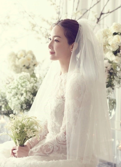 Người đẹp Bản tình ca mùa đông công khai một số tấm ảnh trong hôn lễ ngày 29/3.