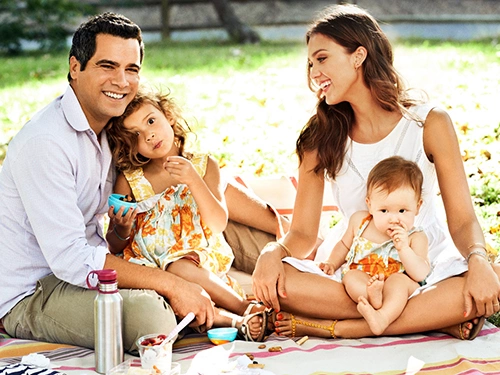 Giây phút ấm áp giữa hồng của Jessica Alba - Cash Warren - bên gia đình. Ảnh: Everydayhealth