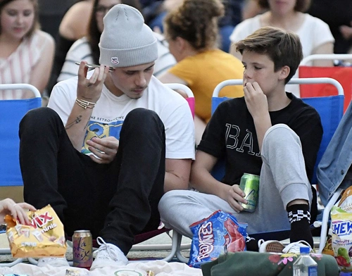 Thời gian gần đây, có tin đồn Brooklyn Beckham đã nghỉ học ở trường nghệ thuật, chuyên ngành nhiếp ảnh. Nhưng đại diện gia đình Beckham từ chối bình luận.
