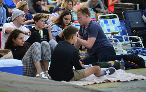 Hai gia đình Beckham và Ramsays thân thiết từ khi gia đình Victoria chuyển sang Mỹ định cư. Bố mẹ và trẻ nhỏ của hai nhà thường xuyên gặp gỡ và đi chơi.