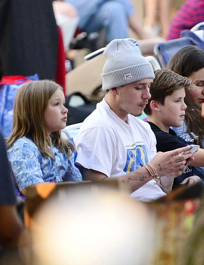 Con gái 7 tuổi của nhà Beckham để kiểu tóc ngắn ngang vai. Trước đây David Beckham từng tuyên bố không bao giờ cắt tóc của Harper. Cô bé thường xuất hiện với mái tóc dài thướt tha.