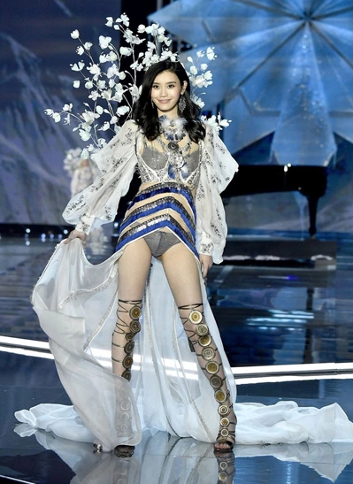 Siêu mẫu Hề Mộng Dao.