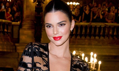Kendall Jenner diện mốt ngực trần ở Paris - Báo VnExpress Giải trí