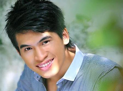 Trần Quốc Thiên sinh năm 1988. Trước khi là quán quân cuộc thi Vietnam Idol 2008, anh từng đoạt giải nhì Tiếng ca học đường 2007. Khi đó ca sĩ cao 1,71 m, nặng 64 kg, khuôn mặt chữ điền, cánh mũi to, cằm vuông.