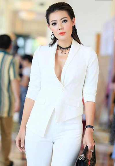 Thanh Hương biến tấu với suit vạt lệch, kết hợp với vòng cổ choker.