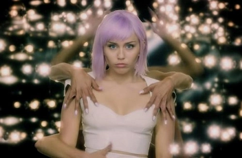 Miley Cyrus trong Black Mirror. Ảnh: Netflix.