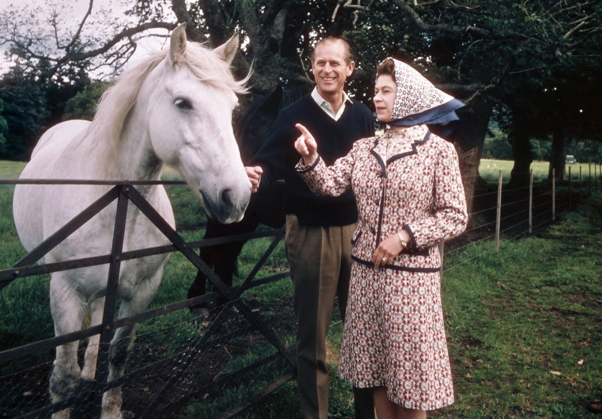 Nữ hoàng Anh chuộng khăn lụa vuông trùm đầu - VnExpress Giải trí