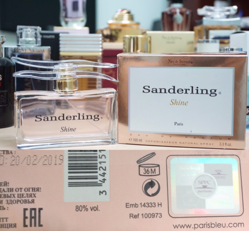 Tem của nhà sản xuất SPPC Paris Bleu được dán trên từng sản phẩm,