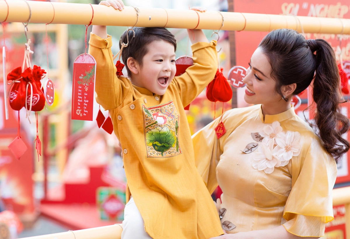 Nhật Kim Anh đưa con đi chơi Tết - VnExpress Giải trí