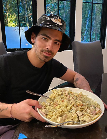 Joe Jonas nấu ăn đãi vợ khi ở nhà tránh dịch. Ảnh: Instagram.