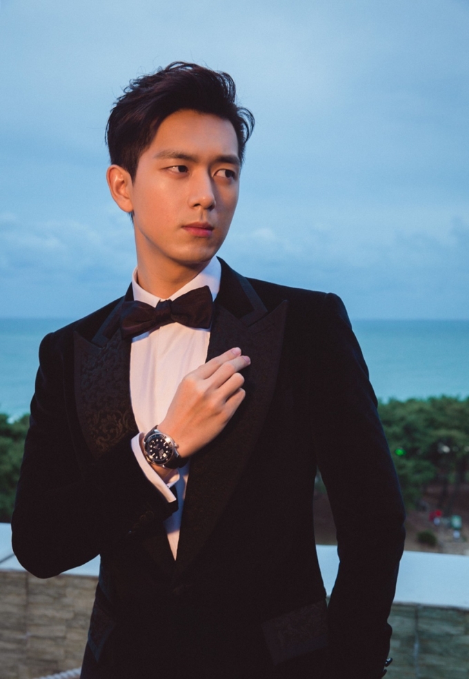 Cũng trong sự kiện này, anh đổi trang phục, phối suit DolceGabbana và đồng hồ Omega. Trước khi thành danh nhờ Cá mực hầm mật, Lý Hiện học diễn xuất tại Học viện Điện ảnh Bắc Kinh, được giới chuyên môn đánh giá cao thực lực. Anh thường giới thiệu cho fan những bộ phim hay, gây sốt khi đoán đúng 90% danh sách đoạt giải Oscar. Trên tạp chí GG mới đây, anh kể khao khát trở thành diễn viên từ năm 18 tuổi, muốn chuyên tâm phát triển sự nghiệp và khẳng định có thể một đời làm diễn viên.