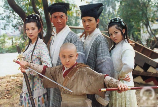 Lưu Di Quân (phải) đóng Long Phi Yến - cô gái xuất thân quý tộc, tính tình ngây thơ, lãng mạn. Nàng thường đấu khẩu với Công Tôn Sách song dần có tình cảm với chàng.
