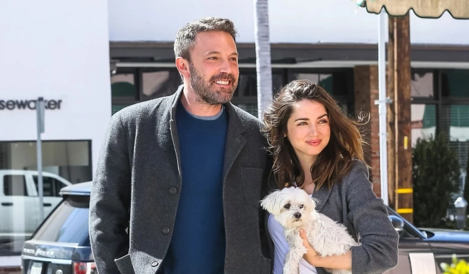 Ngày 24/5, Ben Affleck đưa bạn gái Bond girl Ana de Armas gặp các con riêng của anh.