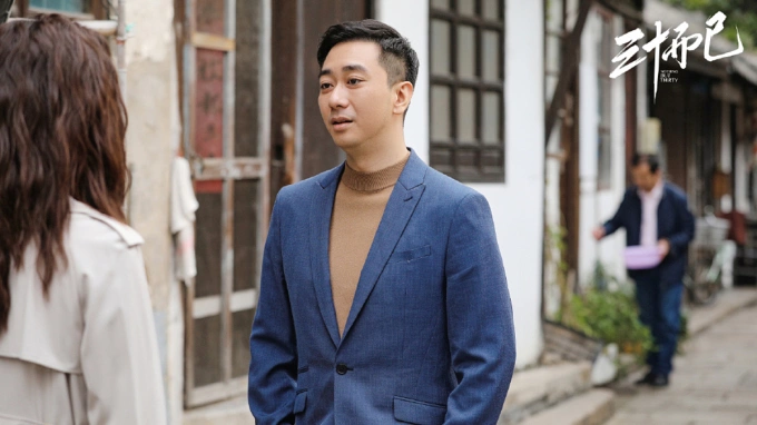 Vương Tử Kiện vào vai Trương Chí - được mọi người trong trấn nhỏ của Mạn Ni yêu mến. Bố mẹ cô cho rằng Trương Chí là đối tượng kết hôn lý tưởng nhất. Sau xem mắt Mạn Ni, anh có tình cảm, muốn tiến tới hôn nhân. TTử Kiện sinh năm 1984, là MC, diễn viên lồng tiếng. Anh từng đóng Chúng ta kết hôn đi, Nhật ký thăng chức của Đỗ Lạp Lạp, An Gia. Hồi tháng 3, anh tiết lộ từng bị vợ - một quán quân tán thủ (võ chiến đấu tay không tự do) - bạo hành đến mức phải nhập viện. Sau ly hôn, anh tập trung phát triển sự nghiệp.