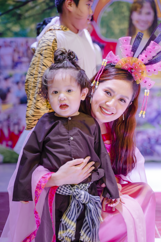 Thanh Thúy cho biết hai con trai cô thích thú khi được đón trung thu ở mái ấm tình thương Quê Hương (Bình Dương). Các học trò của cô tại trung nghệ thuật Ola Star cũng góp mặt, mang đến nhiều tiết mục đặc biệt cho các bạn nhỏ.