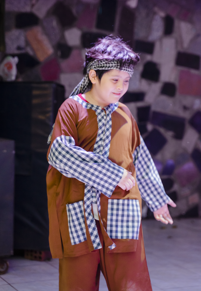 Cà Phê - con trai đầu của Thanh Thúy, Đức Thịnh - hóa thân thành chú Cuội. Thừa hưởng gen di truyền từ bố mẹ, Cà Phê có năng khiếu diễn xuất, nắm bắt kịch bản nhanh và biểu cảm khuôn mặt phong phú.